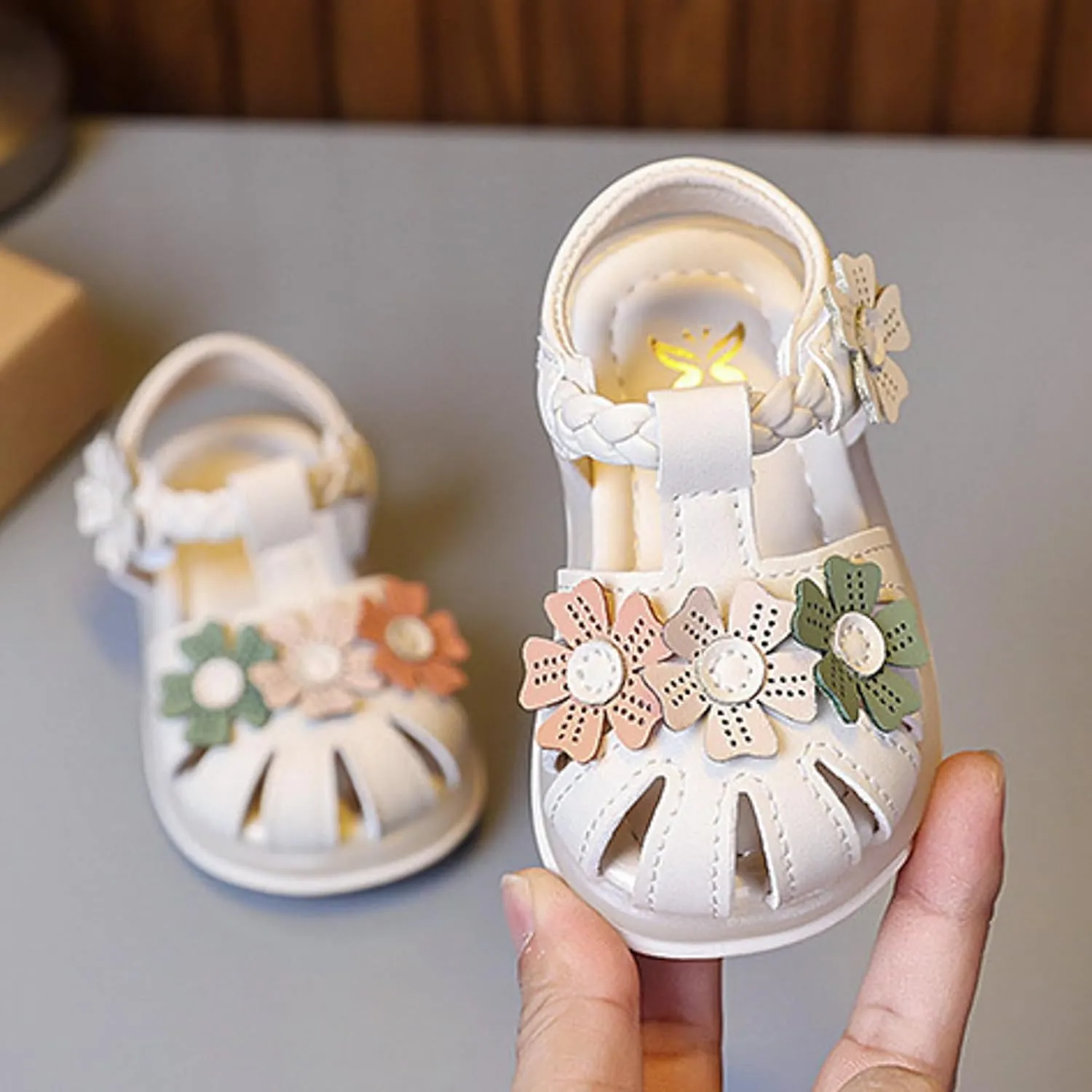 Girls Flower Sandals Light Up Sandals Stylish Soft Bottom Little Girls Beach Shoes White