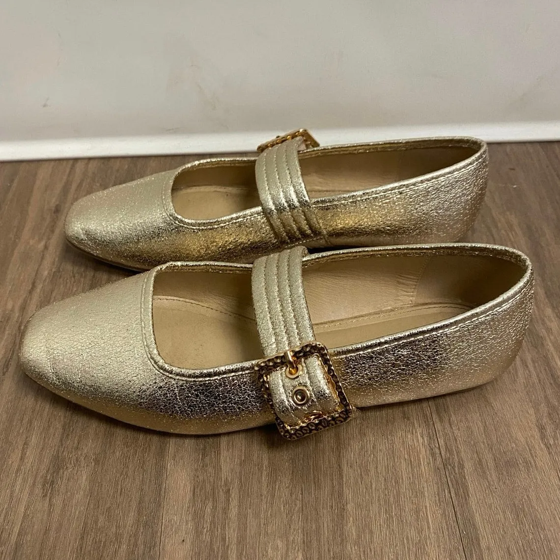 Soda Gold Flats Sz 6