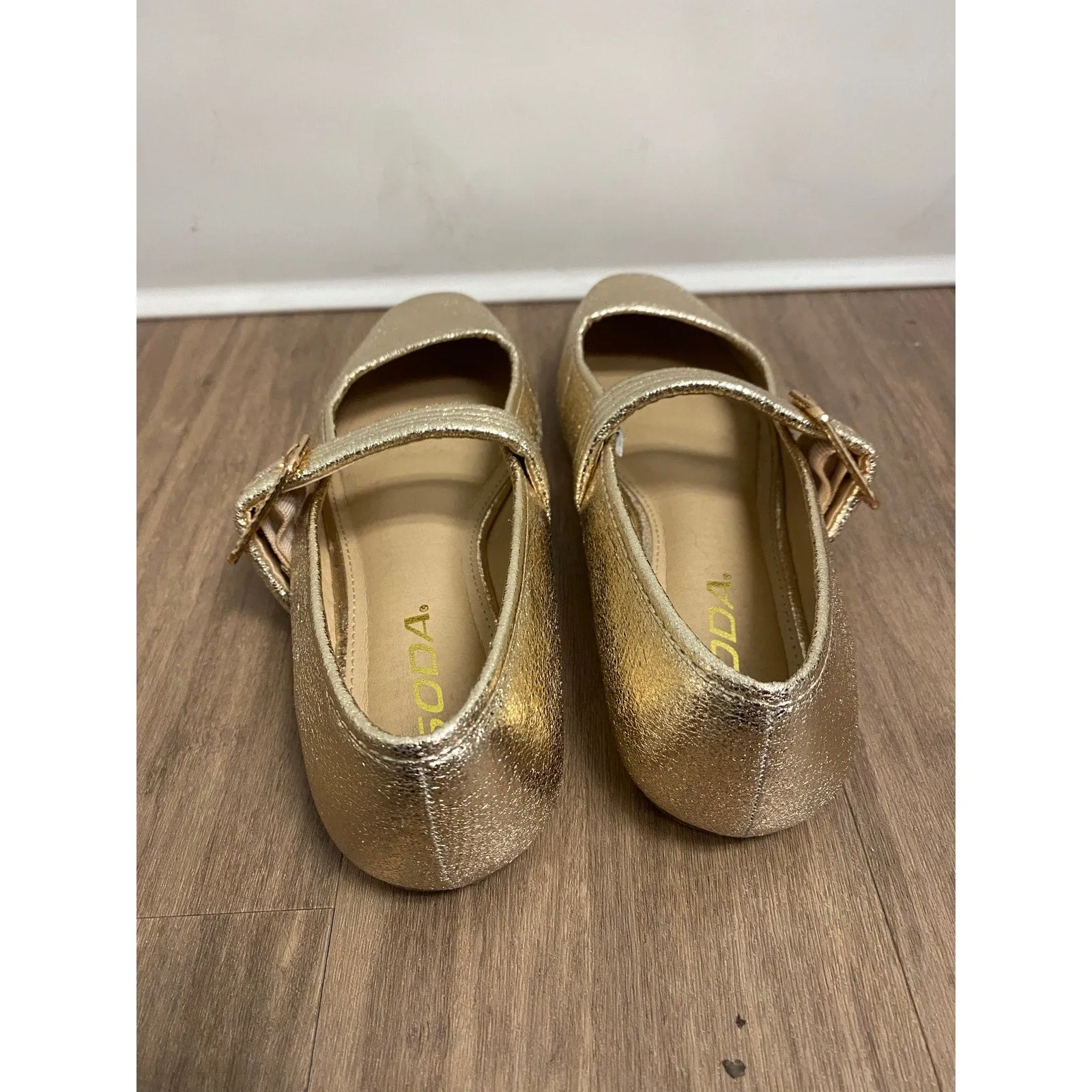 Soda Gold Flats Sz 6
