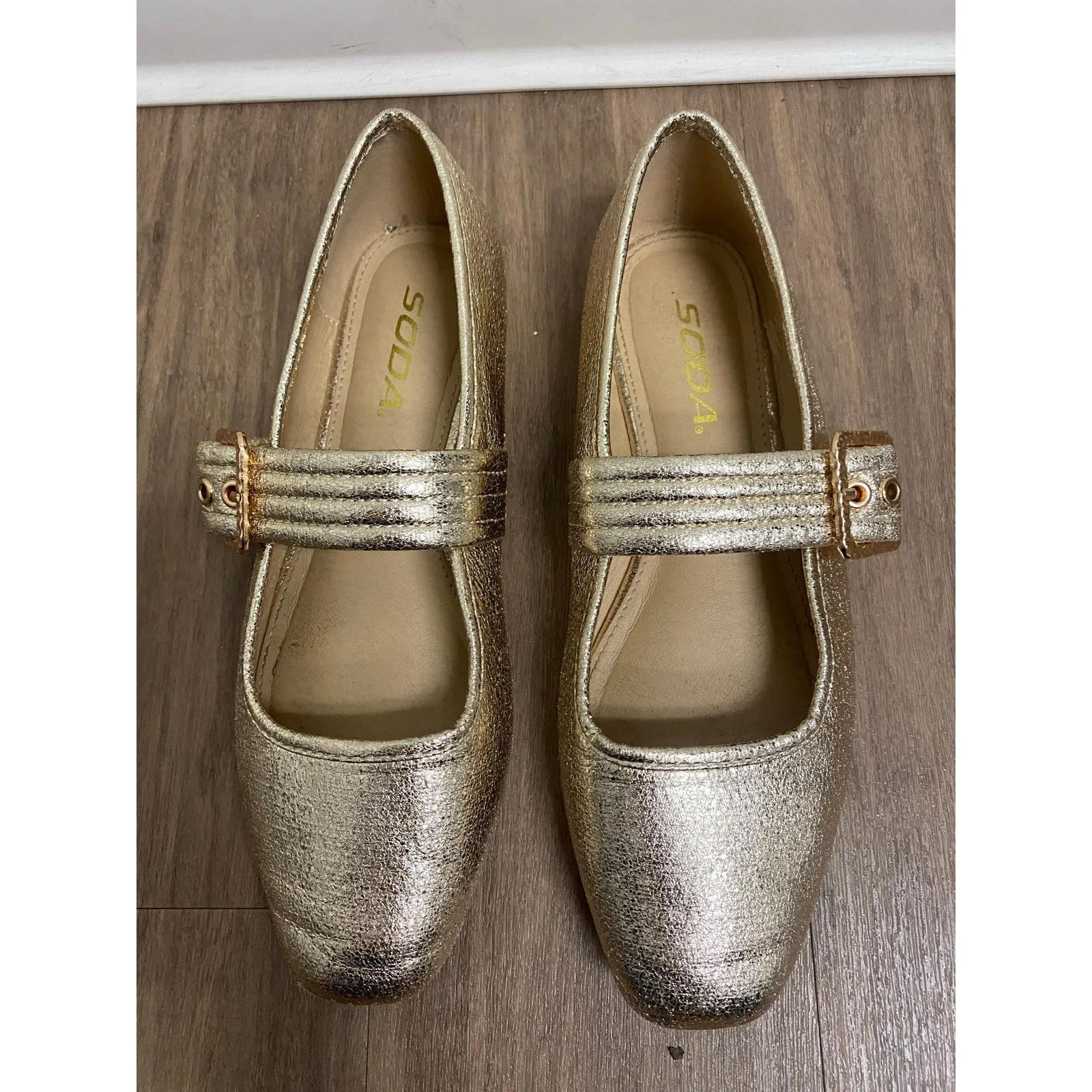 Soda Gold Flats Sz 6